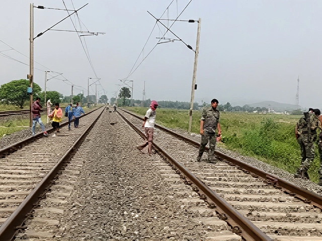 पश्चिम सिंहभूम: ट्रेन से कटकर युवक-युवती की मौत, आत्महत्या का संदेह